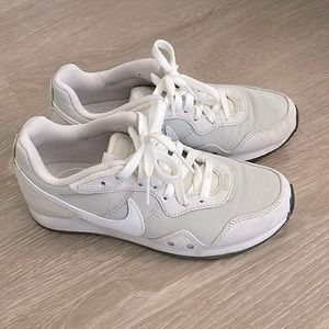 NIKE venture runner sneakers